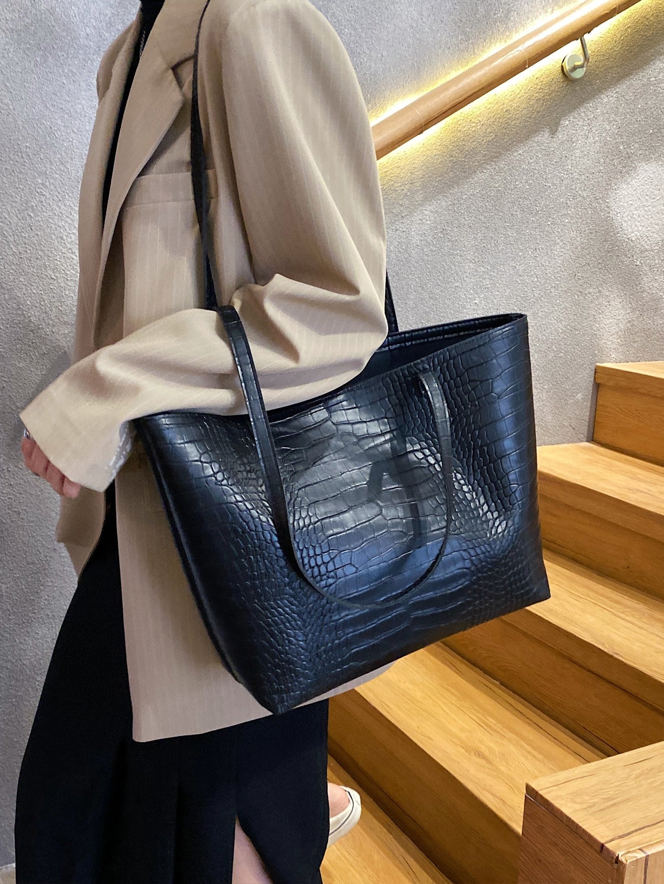 Tote bag with crocodile embossing, large capacity